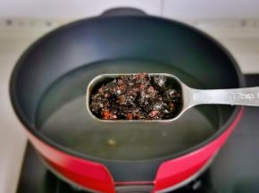 锅中加水+老干妈辣酱。