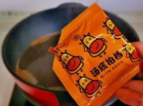 加入汤底料。