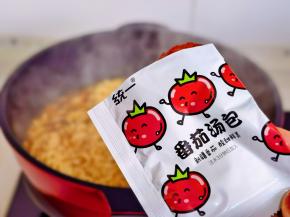 加入番茄汤包。
