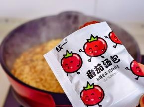 加入番茄汤包。