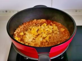 放入煎好的鸡蛋。