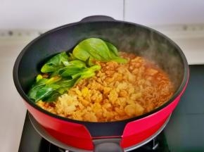 加入洗净的菜心，烧开煮1分钟关火。