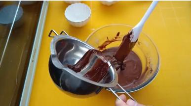 加入隔水融化的巧克力，切拌均匀