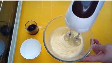 打发至膨胀，变白，浓稠的奶油状