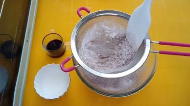 一次性筛入低筋面粉，可可粉，泡打粉，小苏打