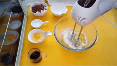 黄油融化，加入砂糖