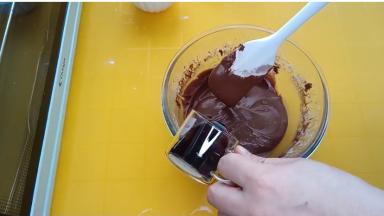 分次加入咖啡利娇酒，切拌均匀