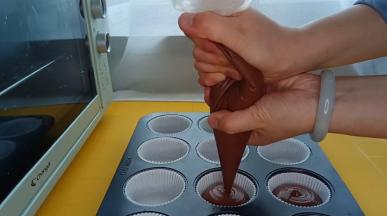 挤到纸杯模具的三分之二