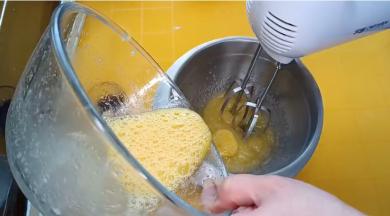 分次加入室温鸡蛋