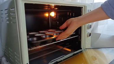 送入烤箱，上火165度，下火175度，烘烤20分钟