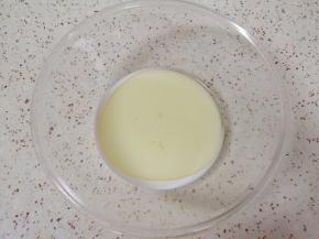 牛奶和玉米油一起倒入盆里。 