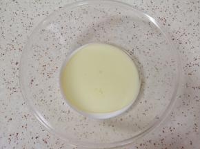 牛奶和玉米油一起倒入盆里。 
