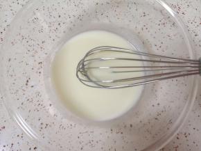 用手动打蛋器搅打均匀。 