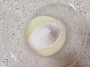 筛入金龙鱼家用原味蛋糕粉，用手动打蛋器划“Z”字形搅拌均匀。 