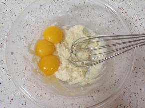 蛋清蛋黄分离，将蛋黄加入面糊里面。 