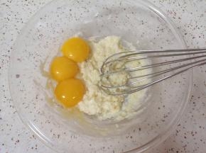 蛋清蛋黄分离，将蛋黄加入面糊里面。 