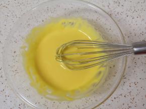 继续用手动打蛋器划“Z”字形搅打至顺滑状，放在一边备用。 