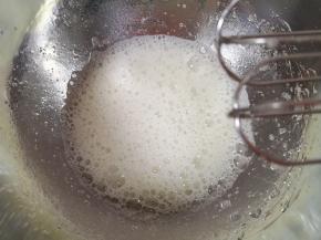 蛋清里面加入几滴白醋，用电动打蛋器打发至粗泡状。 