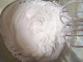 分三次加入细砂糖，打发至提起打蛋器，蛋白有直挺的小尖尖。 