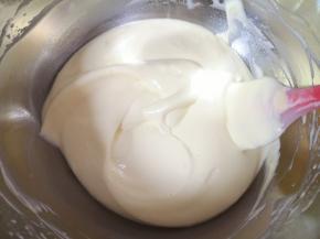 继续采用切拌和翻拌的手法混合均匀。 烤箱上下管160度预热。 