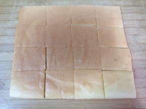 趁热撕掉油纸，晾凉以后切去边缘，将蛋糕分成大小一致的小方块。