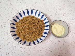 准备好海苔肉松和沙拉酱。 