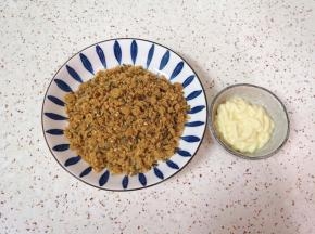 准备好海苔肉松和沙拉酱。 