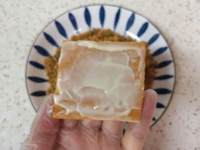 取一小块蛋糕抹上沙拉酱。 