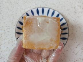 盖上另外一块蛋糕捏紧，表面也涂满沙拉酱。 