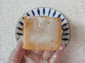 盖上另外一块蛋糕捏紧，表面也涂满沙拉酱。 