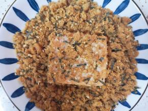 放在海苔肉松的盘子里，沾满肉松。 