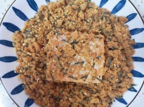 放在海苔肉松的盘子里，沾满肉松。 