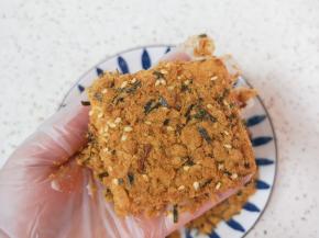 用手压一下表面的肉松使其不容易散掉。 