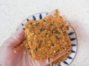 用手压一下表面的肉松使其不容易散掉。 