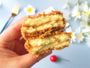 掰开肉松小贝看看，口水都留下来了。 