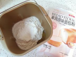 加入金龙鱼家用原味面包粉。 