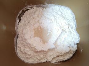 最后加入发酵粉，启动面包机的“和面”功能，揉面15分钟。