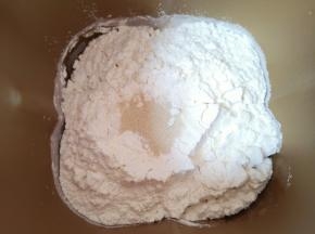 最后加入发酵粉，启动面包机的“和面”功能，揉面15分钟。