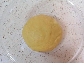 揉好的面团取出整形，放入盆里盖上保鲜膜发酵至两倍大。 