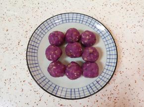 紫薯果仁馅分成20g一份。 