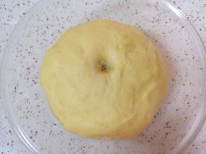 发酵好的面团用手指戳一下不回缩不塌陷即可。 