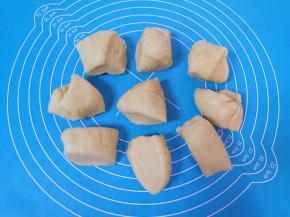 将发酵好的面团分成9份，一份50g左右。 