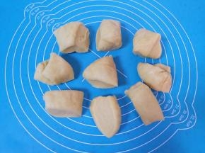 将发酵好的面团分成9份，一份50g左右。 