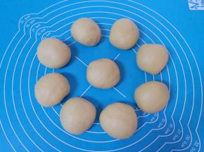 揉光滚圆，盖上保鲜膜松弛10分钟左右。 