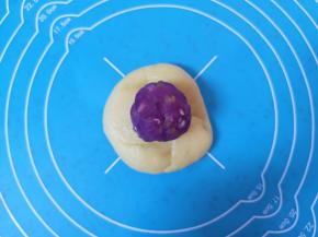 取一份松弛好的面团，擀开放上紫薯果仁馅，和包蛋黄酥的手法一样，用虎口慢慢向上推挤收口。 