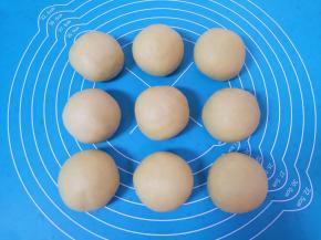 依次包完剩下的喜饼。 