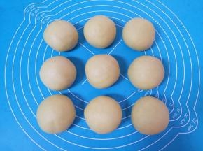 依次包完剩下的喜饼。 