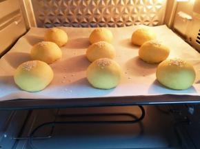 烤箱调至“发酵”功能，将喜饼生胚放入烤箱，40°二次发酵20分钟。 