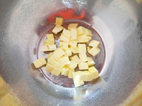 黄油室温软化后切成小块。 