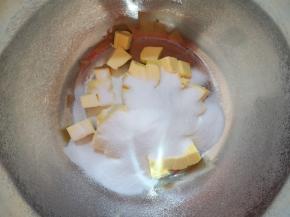 加入细砂糖，用硅胶刮铲翻拌均匀，以免打发的时候糖乱飞。 